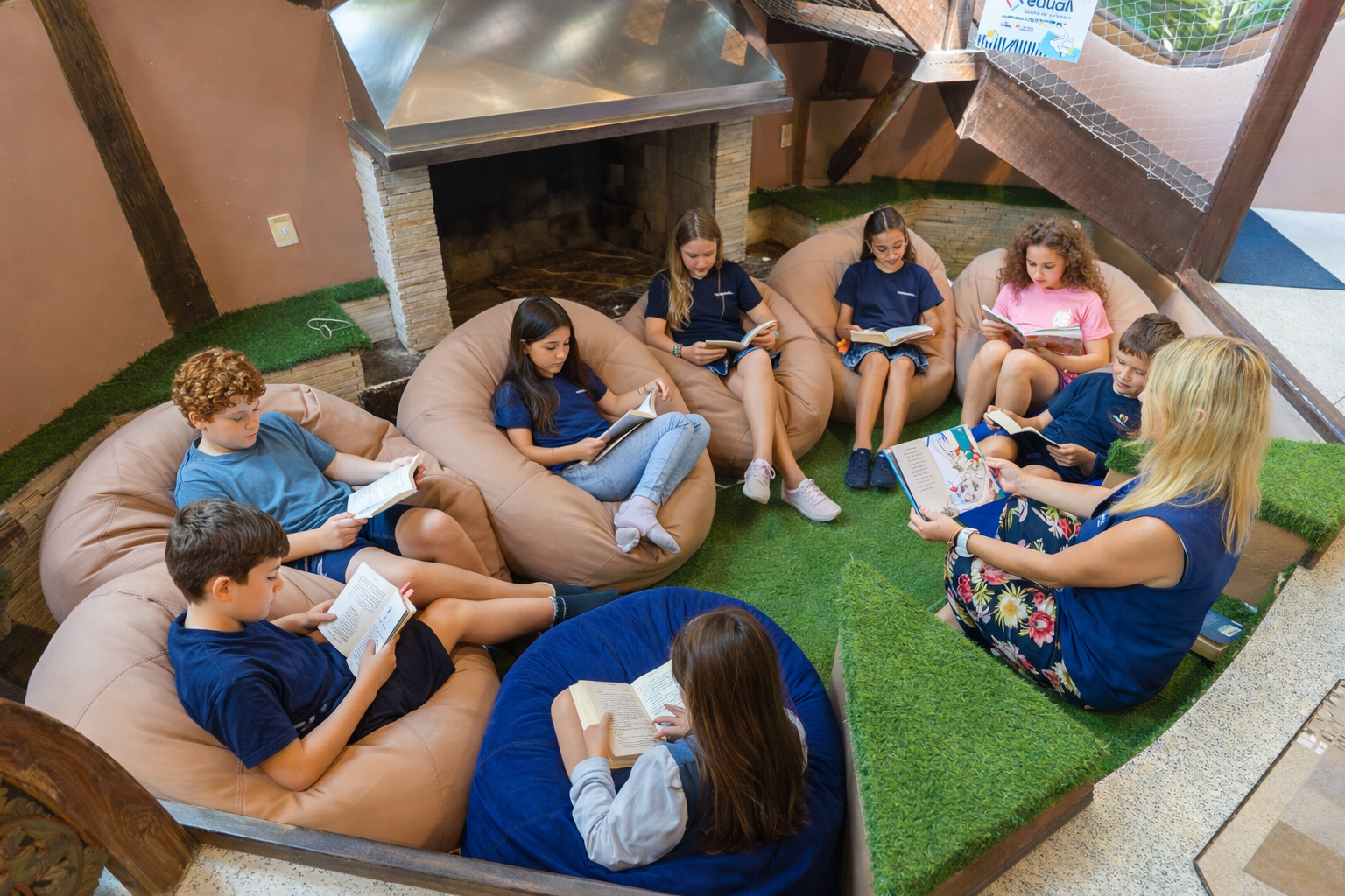 alunos participando de atividade de leitura no Theorema Bilingual School, escola bilíngue em balneário piçarras