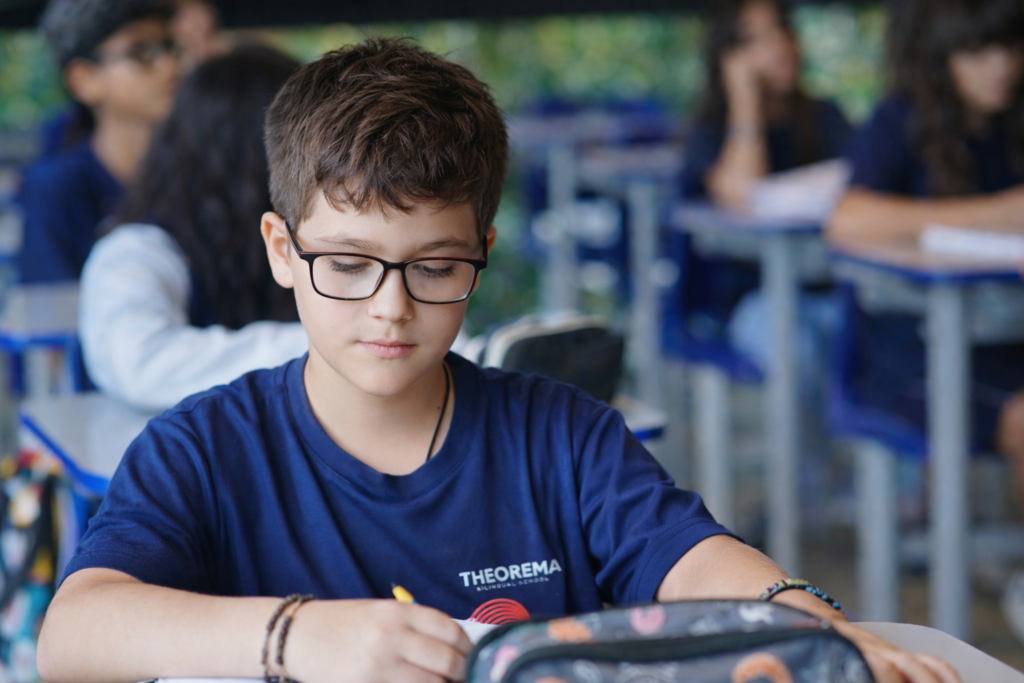 aluno estudando em sala de aula no Theorema Bilingual School, escola bilíngue em balneário piçarras