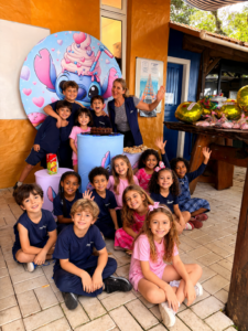 Crianças do THEOREMA Bilingual School durante comemoração infantil em ambiente bilíngue com interação social, aprendizagem lúdica e desenvolvimento socioemocional em Piçarras SC