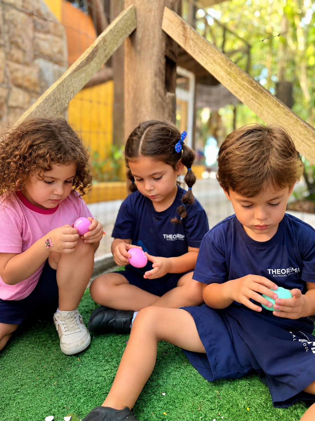 Crianças da Educação Infantil participando de atividade de Páscoa na Theorema Bilingual School em Balneário Piçarras, em momento de aprendizagem lúdica, interação social e ensino bilíngue.