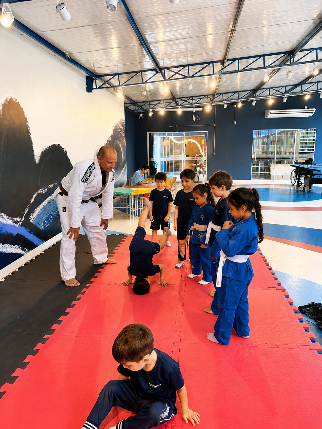 Aula de artes marciais infantis no Theorema Bilingual School em Balneário Piçarras, com crianças treinando em ambiente bilíngue premium, estrutura moderna, iluminação natural e desenvolvimento de corporeidade, disciplina e coordenação motora.