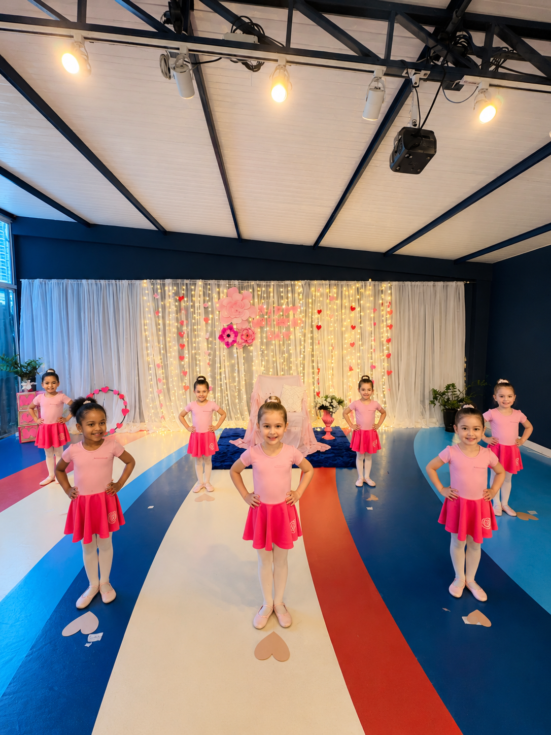 Apresentação de ballet infantil bilíngue no Theorema Bilingual School em Balneário Piçarras, com alunas em roupas rosas realizando atividade artística e expressão corporal em ambiente premium de aprendizagem Joyful Learning, desenvolvimento emocional, coordenação motora e educação infantil internacional.